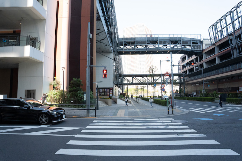 エスカレーターを登る